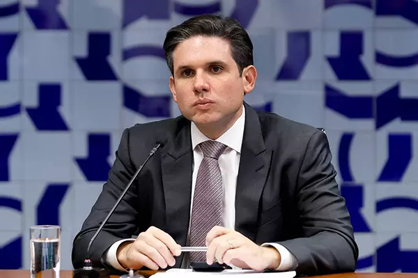 Motta isola PT e PL e organiza bloco com 275 deputados, a maioria da Câmara